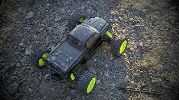 HPI Savage Flux XL 6s and Traxxas Slash 4x4 bashing, crashing, speedruns and a HUGE jump!