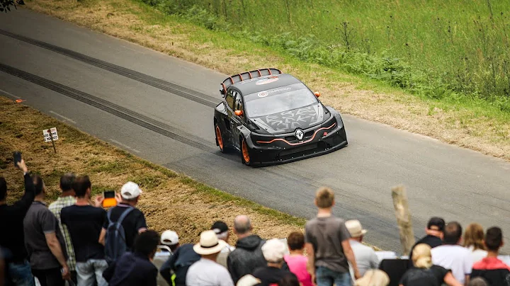 Our Megane R.S. RX ripping up the hills of Brittany!