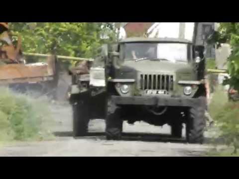 Бойцы батальона "Донбасс" тянут трофейную БМП-2, отбитую у сепаратистов в Широкино, на ремонт.