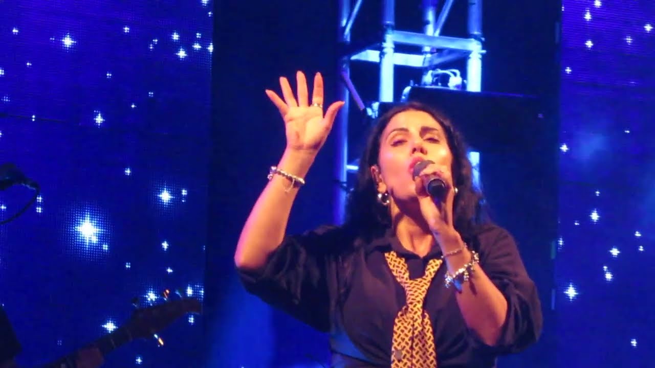 I Tazenda suonano e cantano 