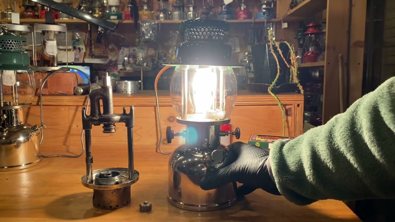 Jul.1935 Coleman Canada 242K vintage kerosen lantern Iight - YouTube