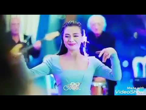 عايشة سني وبغني وبحب الحياة