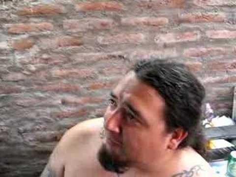 Mujer gallo en la cresta de