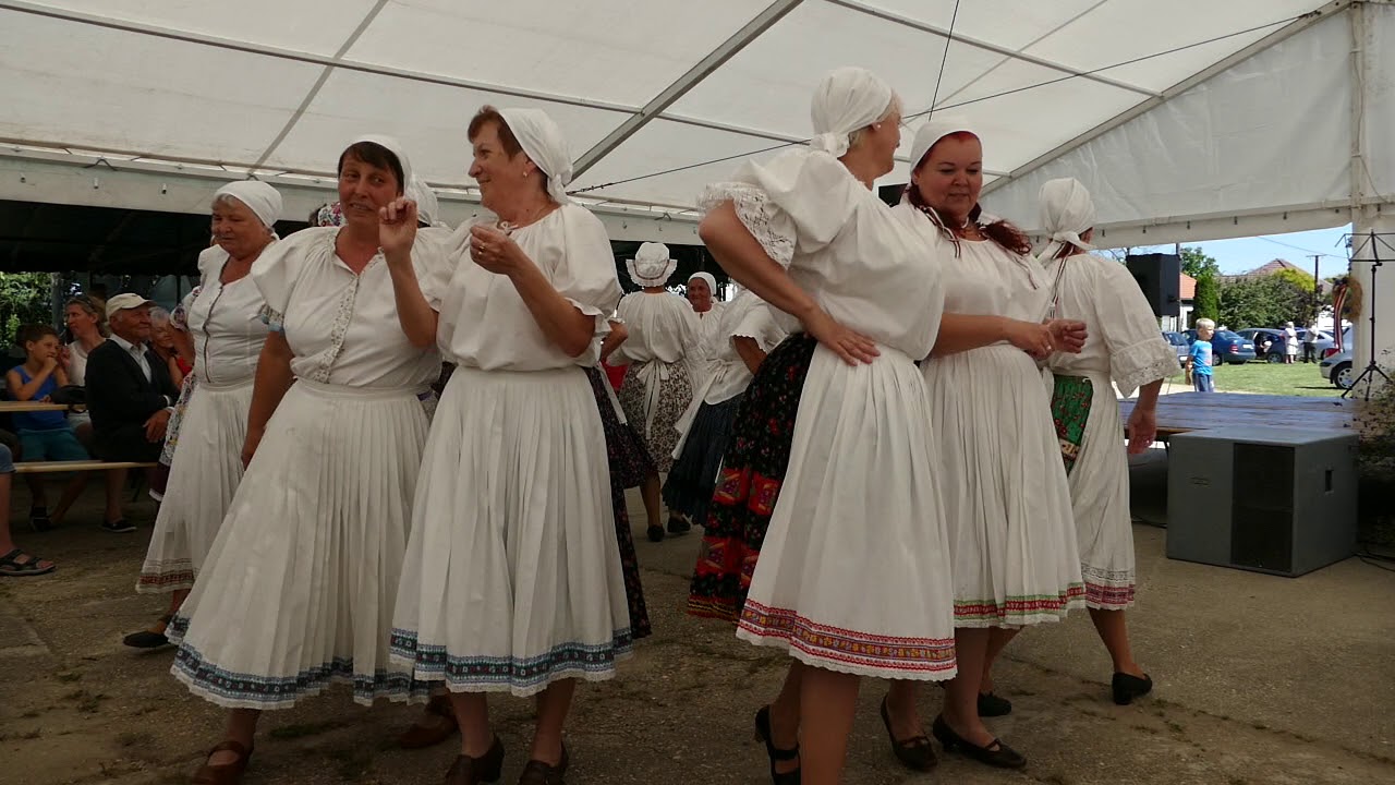 Marcalparti Asszonyok a sétatéren.