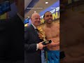 Infantino foi ao balneário de Espanha distribuir miniaturas de taças e anéis de campeão