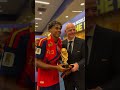 Infantino foi ao balneário de Espanha distribuir miniaturas de taças e anéis de campeão