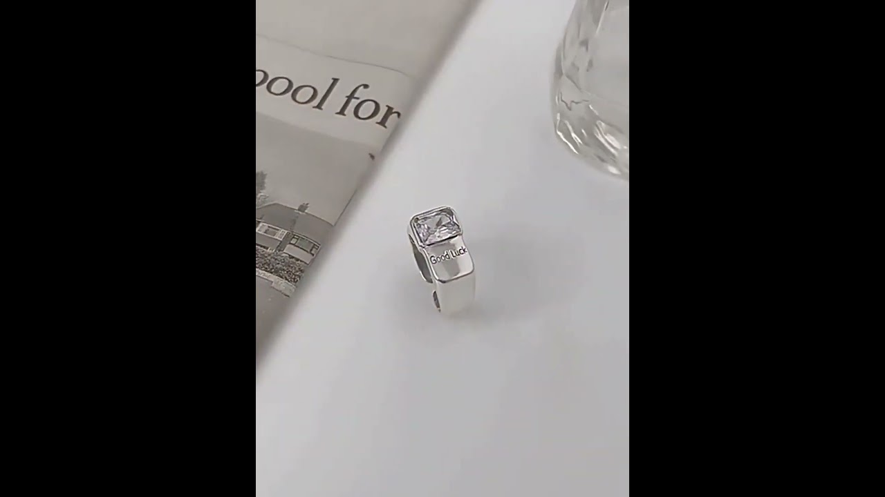 Ladies Light Luxury Green Diamond Geometric Ring