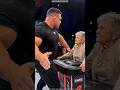 La abuela entra a la arena… y deja a TODOS en shock 😳👵#shorts