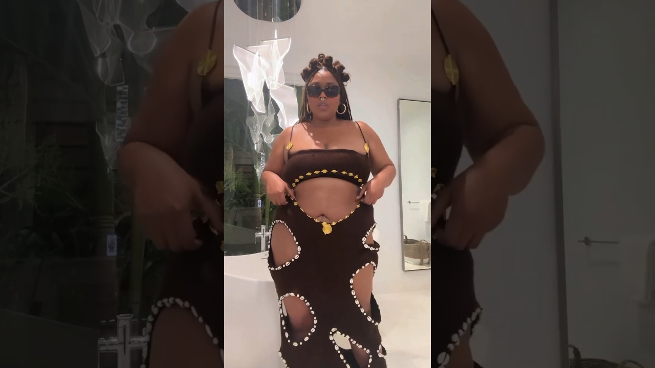 Lizzo enjoyed vacation wearing a $600 dress by @or_noircrochet Hot?🎥 IG/Reproduction