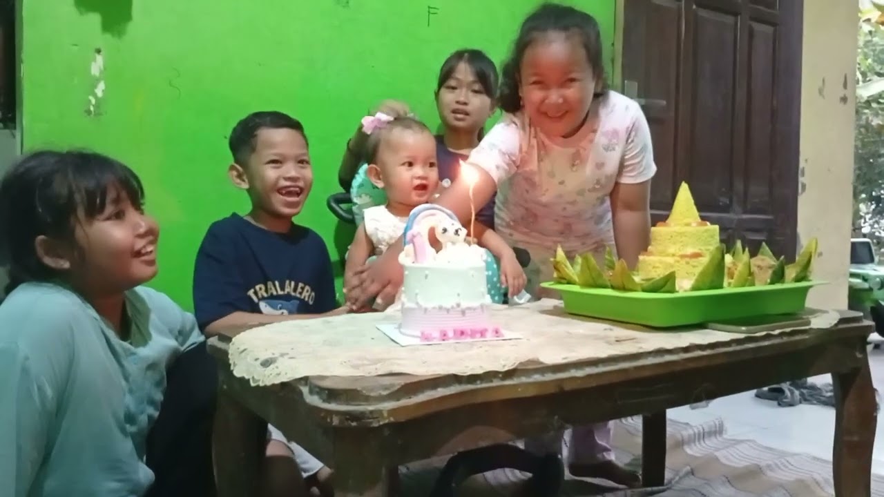 Save dlu disini ya dek... Biar bsok bisa d lihat pas gede... Hbd 1 tahun