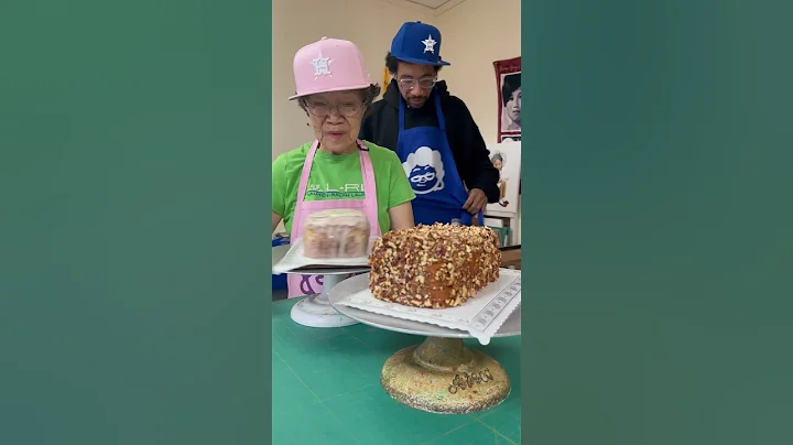 sock it to me & caramel pecan butter pound cake w/ nationwide shipping included. text 832 888 7859