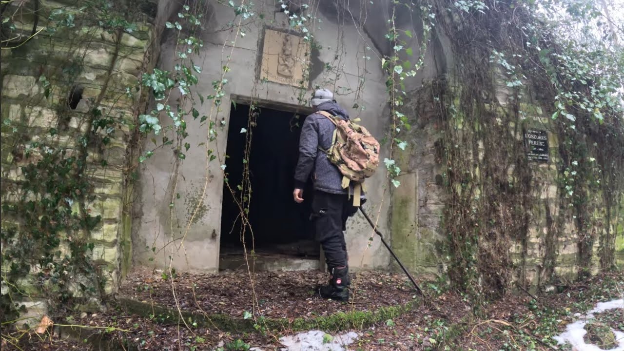 Человеческие кости в старой крипте в лесу | Самая странная крипта в Румынии (Исследование)