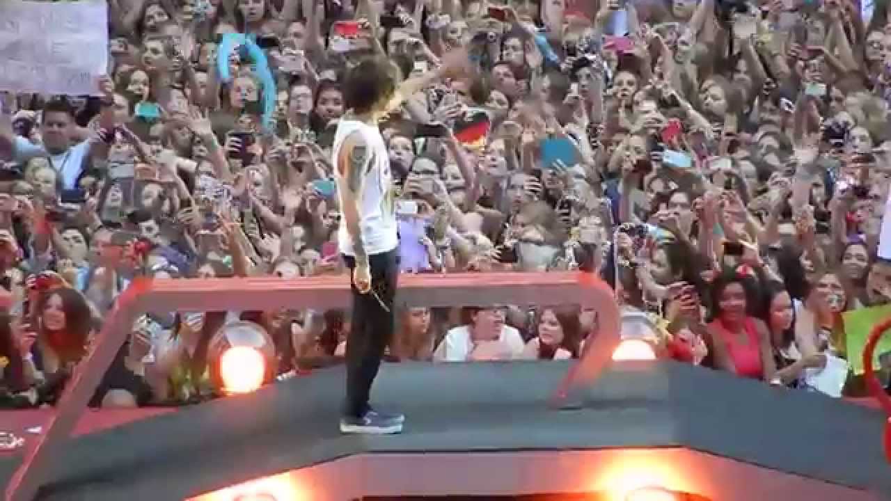 One Direction - Why Don't We Go There [Live in Düsseldorf (07/02/14)]