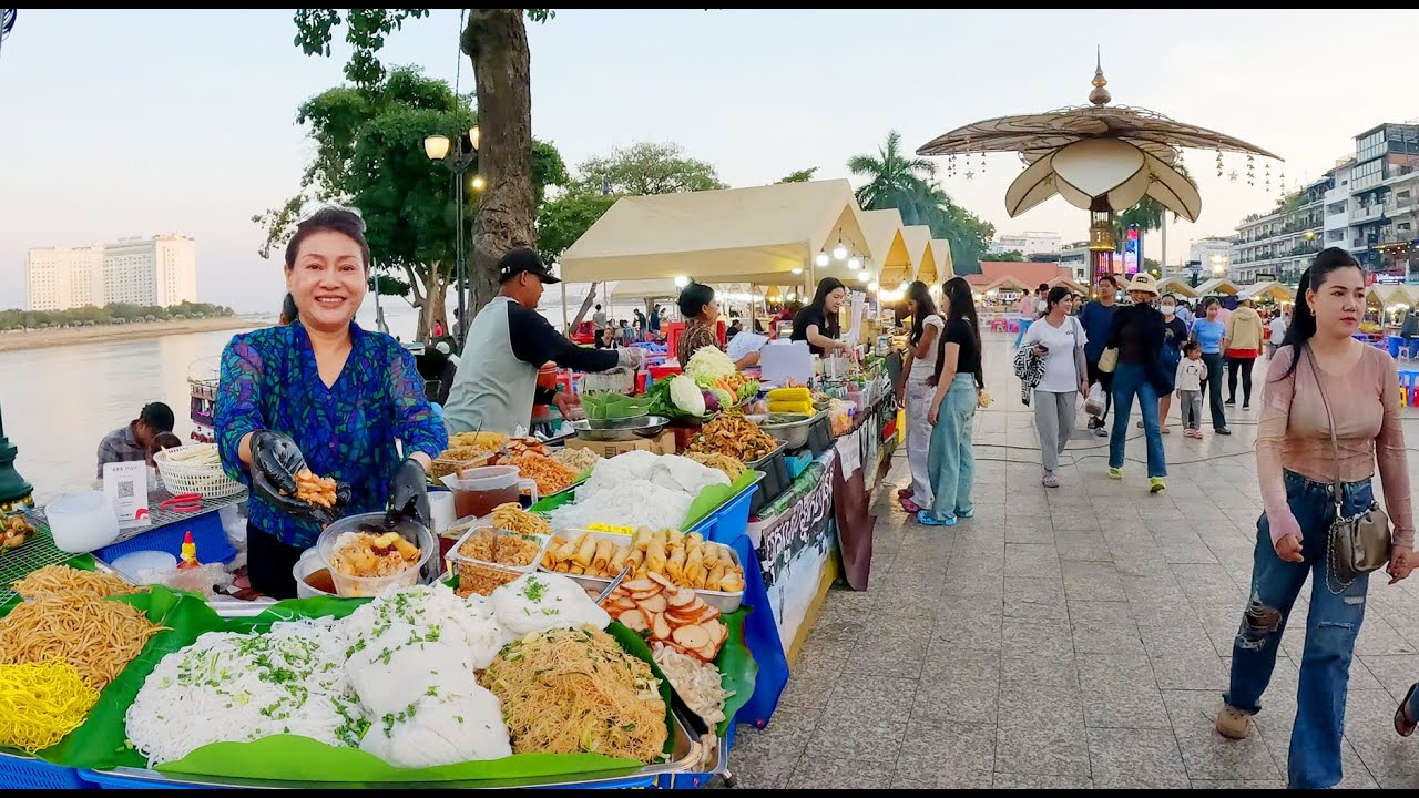 CAMBODIAN STREET FOOD in Phnom Penh, Khmer Rice Noodles, Num Banh Chok, Grilled Seafood, & More
