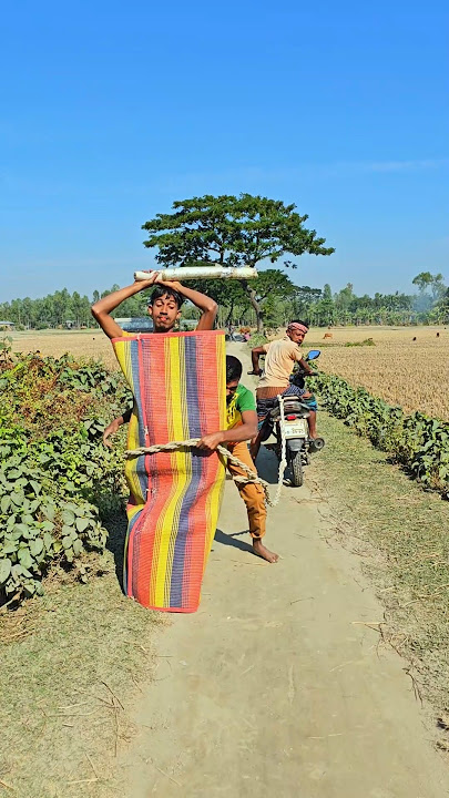 There are people inside the party. He had a stick in his hand. #threefingers #resista #cantlookaway