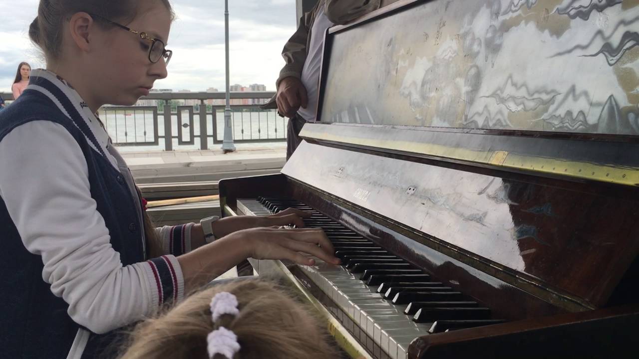 Девочка красиво играет на пианино на Набережной - YouTube