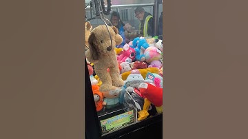 WALMART Worker Helps Me WIN from Claw Machine!🤯 #walmart #clawmachine #claw #shorts
