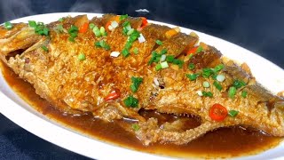 Braised fish in soy sauce does not stick to the pan and does not break the skin, the color is golden