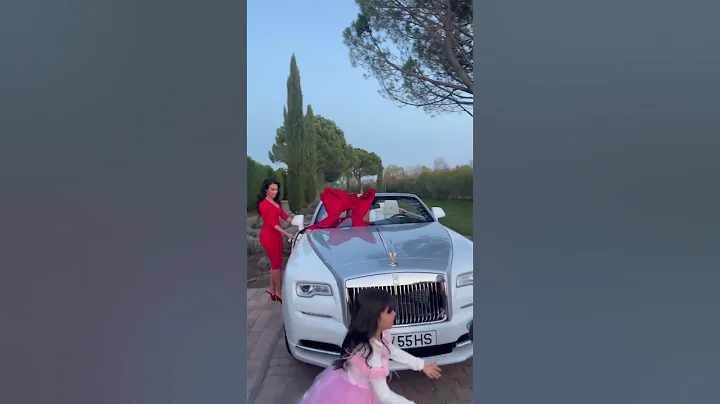 Cristiano Ronaldo is gifted a Rolls Royce for Christmas 🎅🏻 - DayDayNews