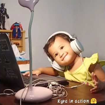 Baby Shark - Adek Kyra main laptop pakai headset