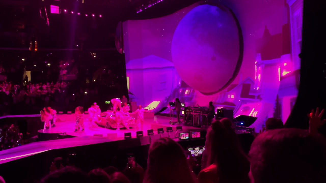 7 Rings - Ariana Grande (Sweetener Tour LA) - YouTube