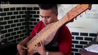 pikiran melayang-layang instrumen musik SAPE kalimantan