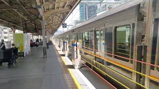 三ノ宮駅を発車する207系Z9編成＆S43編成と、通過する阪急電車。