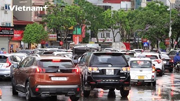 Đường phố Hà Nội ngập sâu sau cơn mưa lớn