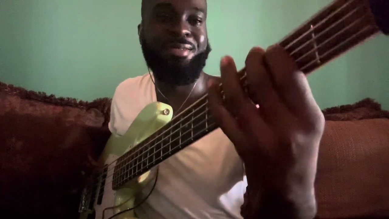 Bass run on 1-5-6-4 chord progression. Every gospel bass player should know