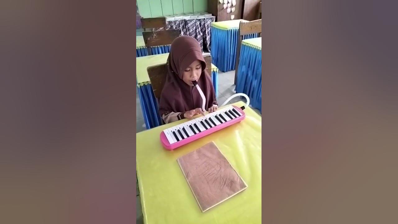 si kakak naura belajar main piano tiup.