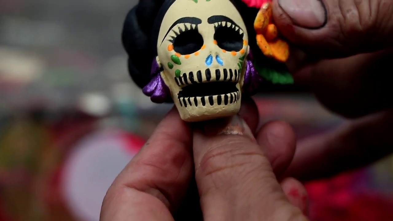 Existe el pueblo de las catrinas. Es Capula en Michoacán. Hacen piezas impresionantes para el altar.