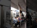 Акробатические танцоры в метро