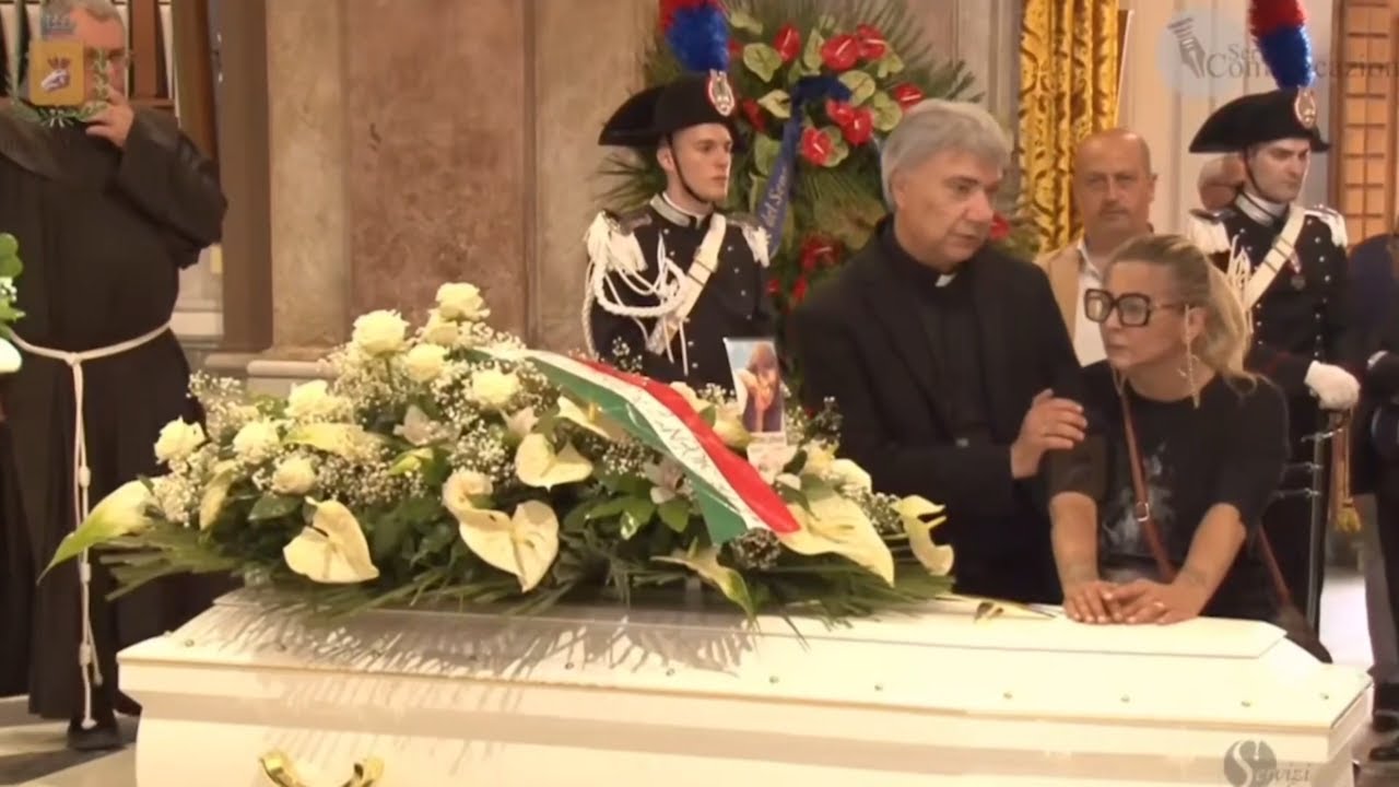 Afragola, ai funerali di Martina Carbonaro applausi e tanta commozione