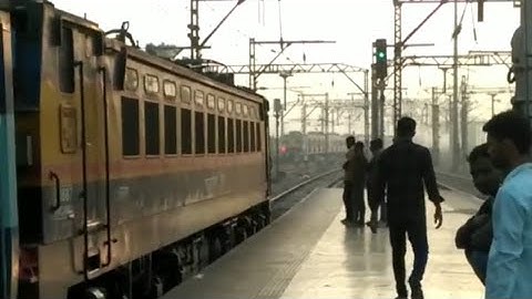 17617 Tapovan & 17412 Mahalaxmi Express Arrival At Thane.