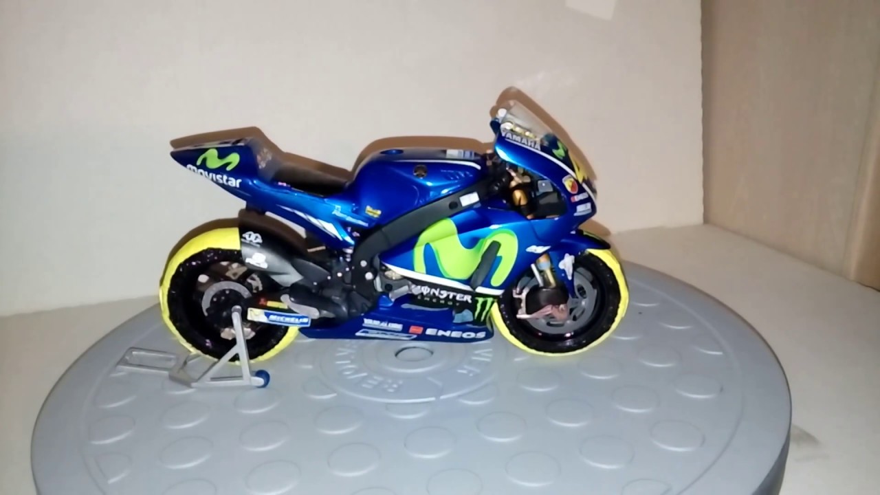 Valentino Rossi minichamps convertion moto gp 17 - YouTube