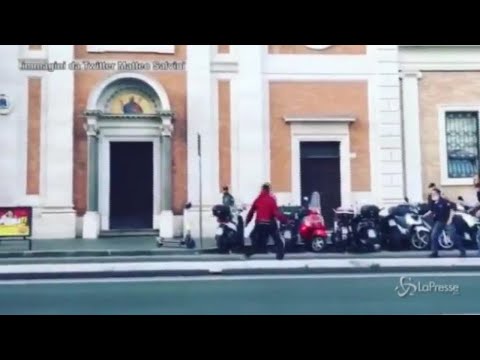 Roma, polizotto spara per fermare un uomo armato di coltello