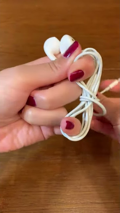 How to tie earphones with a hand and not lose them  (LifeHacks)