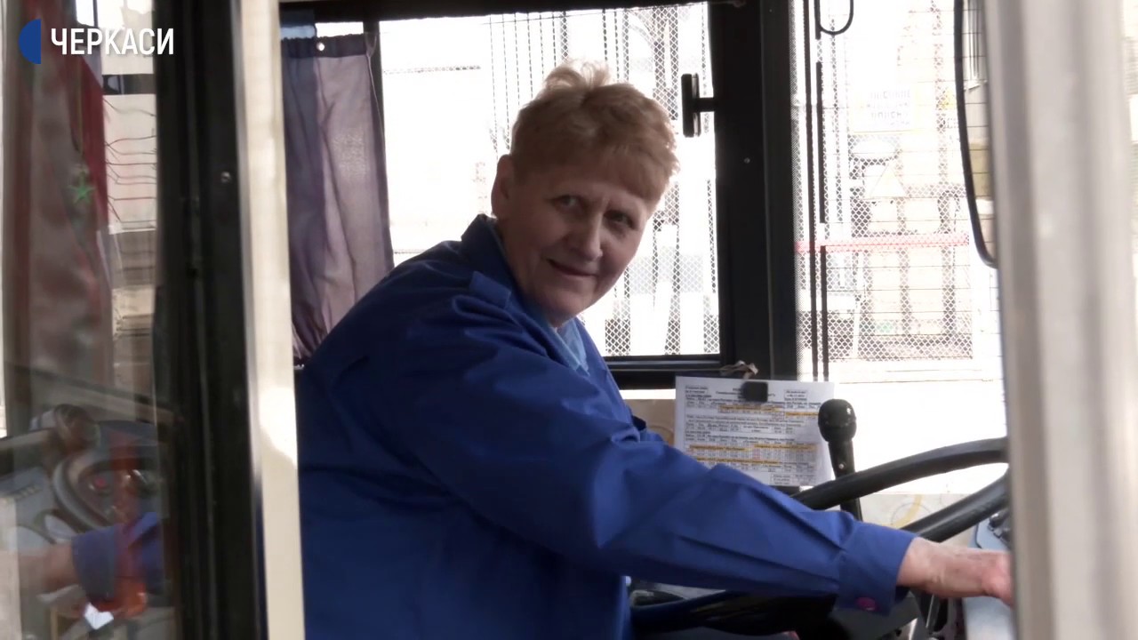 50 років працює за кермом тролейбуса черкащанка Ганна Шемшур