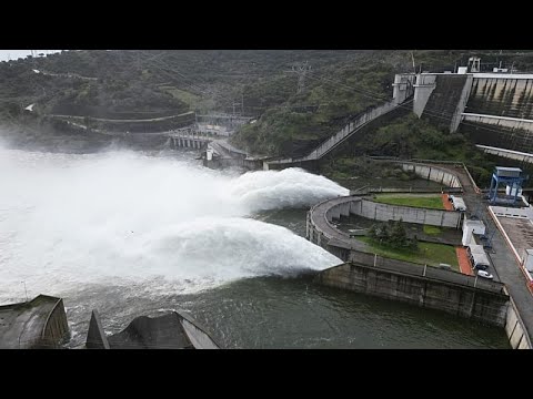 На португальском водохранилище Алькева сбрасывают воду из-за мощных ливней
