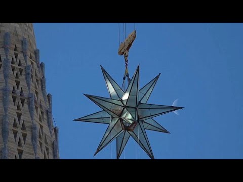 Una estrella de cinco toneladas corona la Sagrada Familia de Barcelona