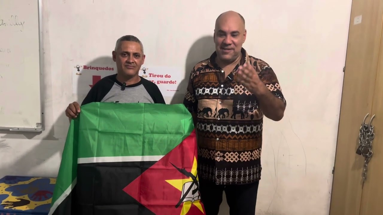 Colaboradores do Brasil Recebendo a bandeira de Moçambique