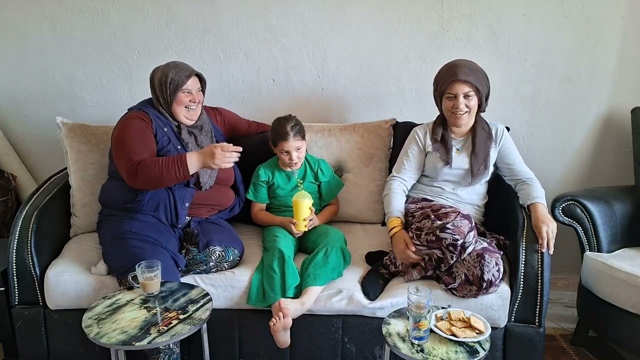  Özlem  görümce geldi  hoş  sohbet  ettik  ....