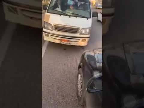 ميكروباص ماشي عكسي وبيقول انا من سوهاج والتاني يقوله انا من قنا سير عكس الاتجاه 