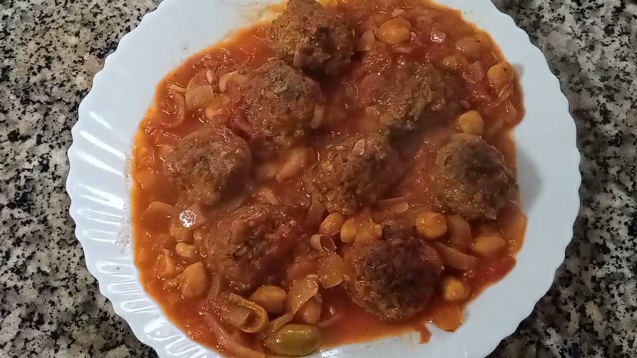 קציצות בקר ברוטב עגבניות עם קינמון גרגרי חומוס זיתים ושעועית