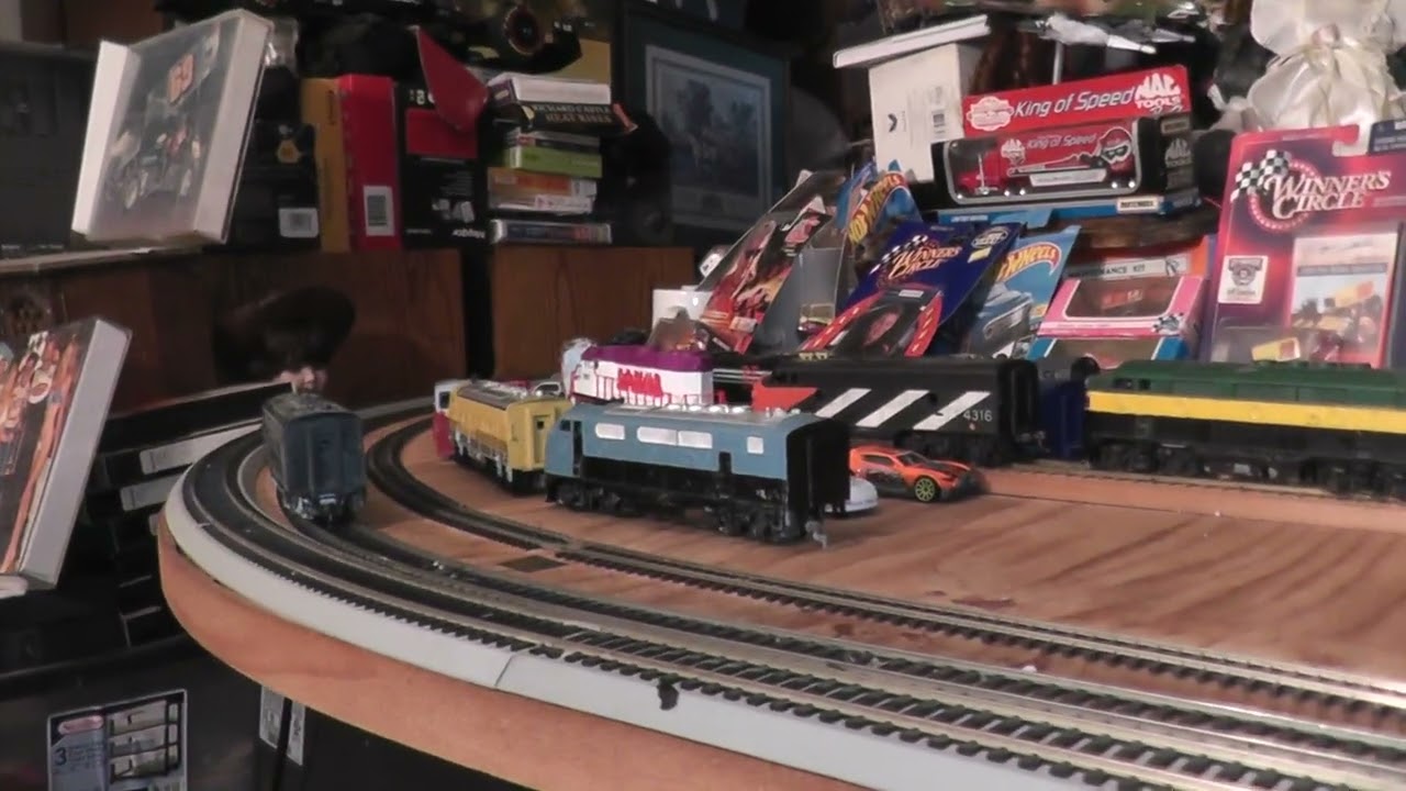 ho diesel locomotive black athearn ? older loco runs on track