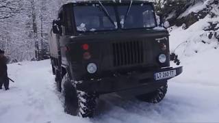 Царь машина Газ 66 застрял в снегу