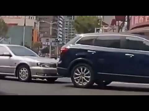 【車禍影片】 明誠三路在裕誠路口雙向綠燈不同時間，硬切很危險⚠️（2022.10.10 高雄市鼓山區明誠三路和裕誠路口