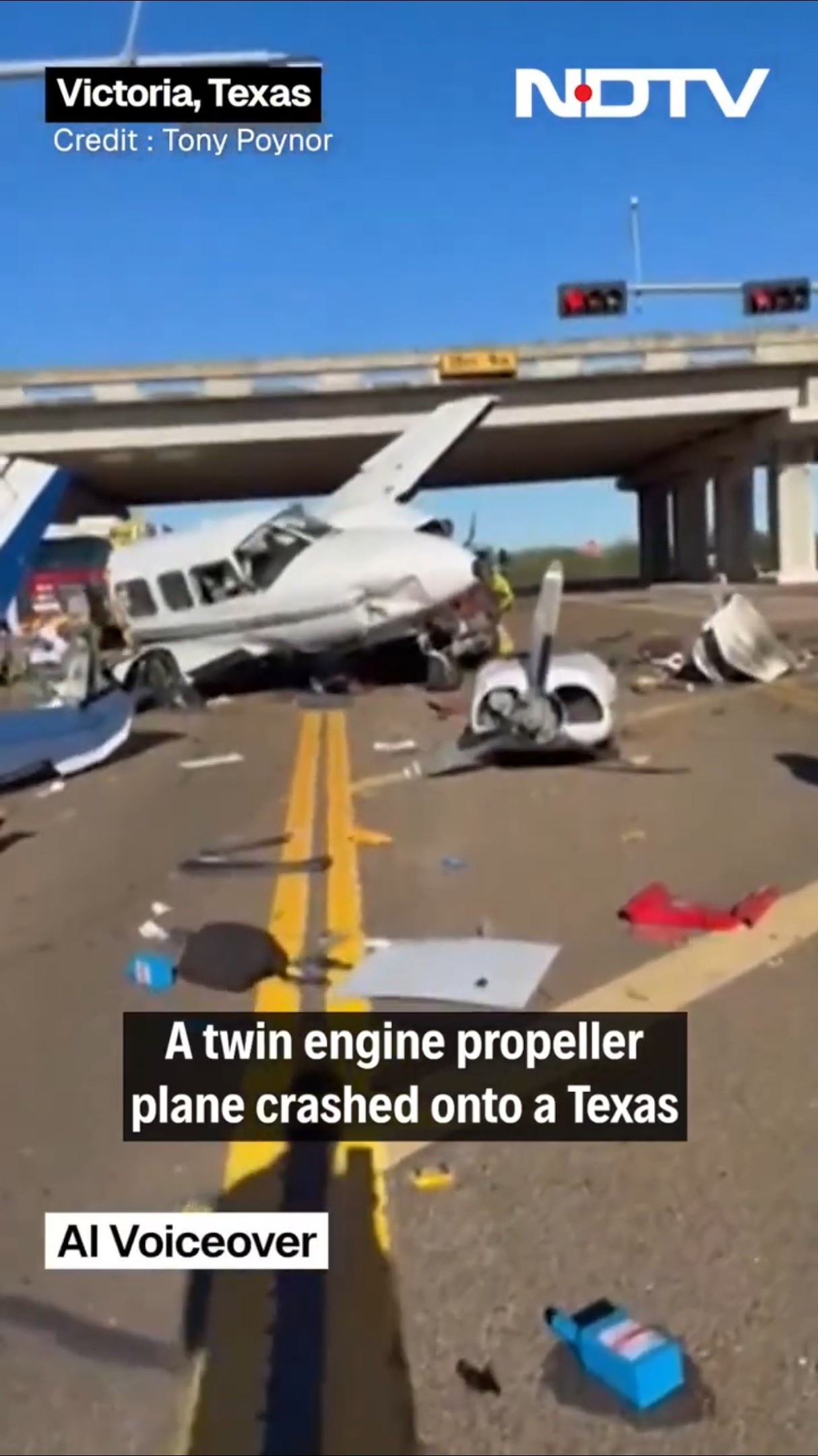 Texas Plane Crash Video | Twin-Engine Plane Crashes On Texas Highway, Pilot \u0026 4 Others Hospitalized