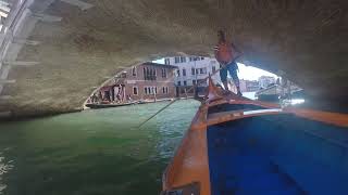 Una gondola Arancione e una San Pierotta in Canal Grande