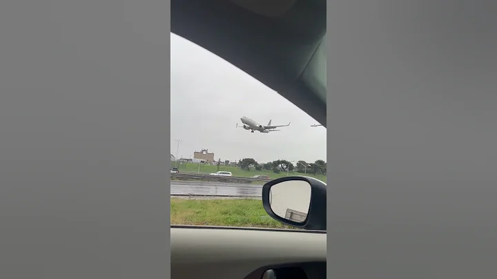 United 737 Landing in Wind and Rain at LaGuardia Airport in NYC